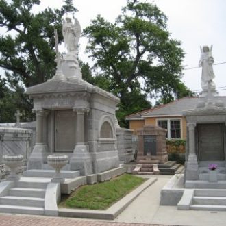 a statue in front of a building